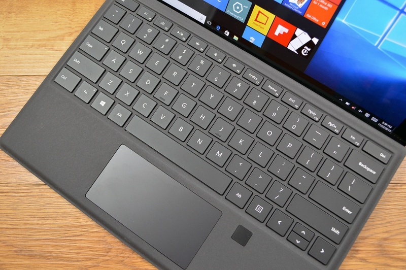 Surface Pro Type Cover with Fingerprint ID sở hữu ngoại hình vô cùng sang trọng